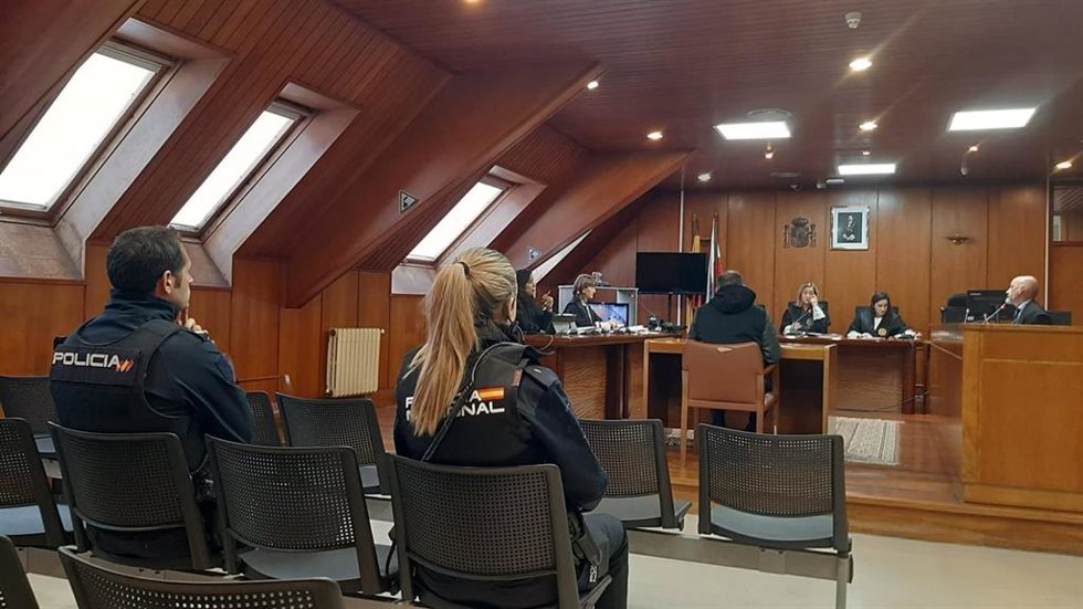 El hombre acusado de agredir sexualmente a dos de sus hijas lo reconoce en el jucio contra él y acepta 23 años de prisión.