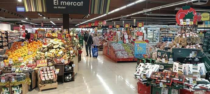 Interior d'un supermercat Caprabo