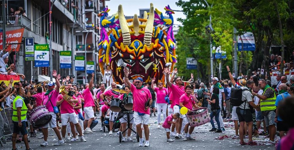 Archivo - La carroza 'Anillos de Poder', con la que la asociación Mi Vida Loca ganó el tercer premio en la Batalla de Flores de Laredo en 2025