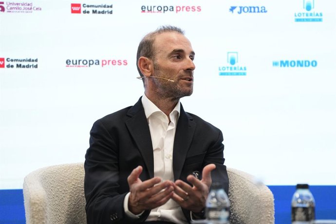 Alejandro Valverde durante o Desayunos Deportivos Europa Press com Jose Vicioso Soto, presidente da Real Federação Espanhola de Ciclismo; Alejandro Valverde, técnico nacional da equipe masculina de elite de ciclismo de estrada da Espanha; Gema Pascual, té