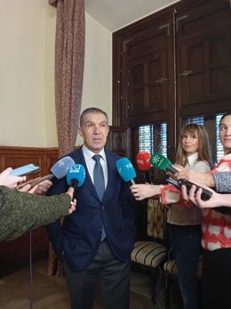 El presidente del Tribunal Superior de Justicia de Andalucía, Lorenzo del Río, atiende a los periodistas en la Real Chancillería de Granada