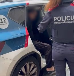 Detenidos 4 miembros de una familia por cometer estafas bancarias con móviles robados en Barcelona