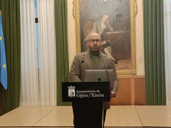 El portavoz de la Junta de Gobierno y concejal de Urbanismo y Festejos, Jesús Martínez Salvador, en rueda de prensa en el Consistorio gijonés.