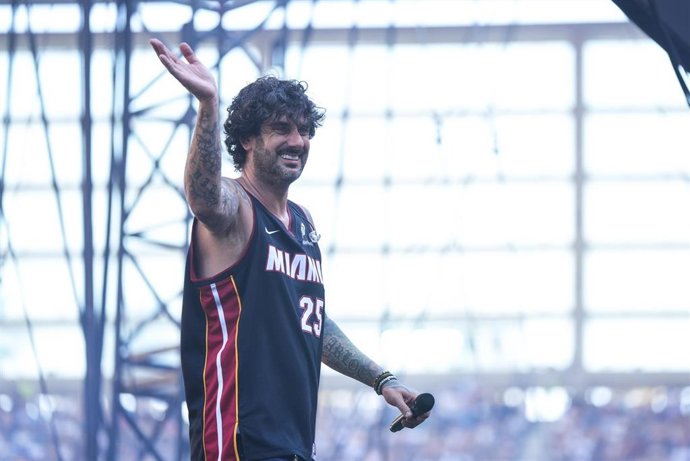 Archivo - El cantante Melendi durante la quinta edición de La Velada del Año en el Estadio de La Cartuja, a 26 de julio de 2025 en Sevilla (Andalucía, España). El creador de contenidos, Ibai Llanos, ha organizado la quinta Velada del Año. El Estadio La Ca