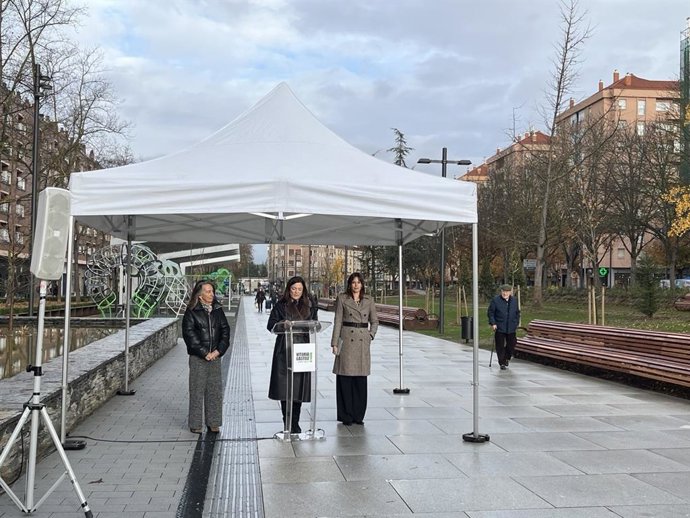 Marisol Garmendia, delegada del Gobierno en Euskadi (izq.), Beatriz Artolazabal, concejala de Espacio Público, y la alcaldesa de Vitoria, Maider Etxebarria (dcha.) en la inauguración del Boulevard verde de Los Herrán, en Vitoria.