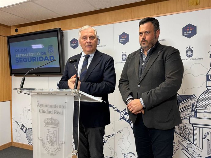 El alcalde de Ciudad Real, Francisco Cañizares, y el concejal de Seguridad Ciudadana, Miguel Hervás, presentan el Plan Estratégico de Seguridad.