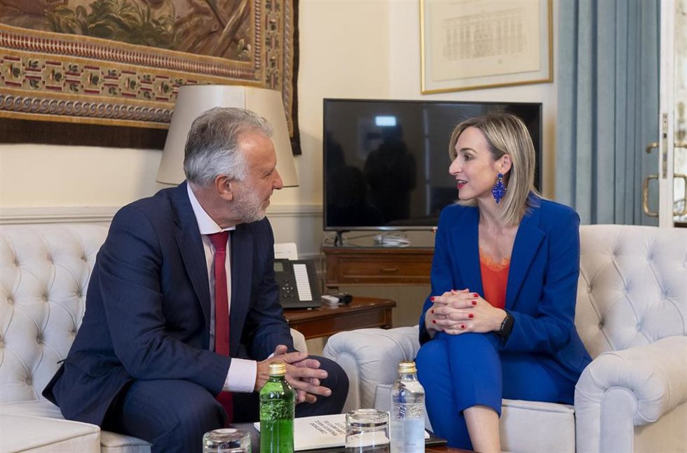 Maria Ubarretxena entrega a Ángel Víctor Torres las 10 transferencias para el cumplimiento del Estatuto de Gernika