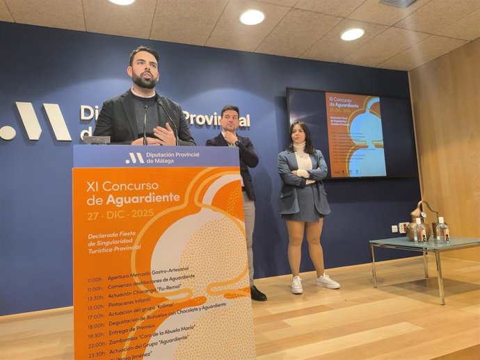 El alcalde de Jubrique, Alberto Benítez, interviene durante la presentación del XI Concurso del Aguardiente junto al vicepresidente de la Diputación de Málaga, Cristóbal Ortega.