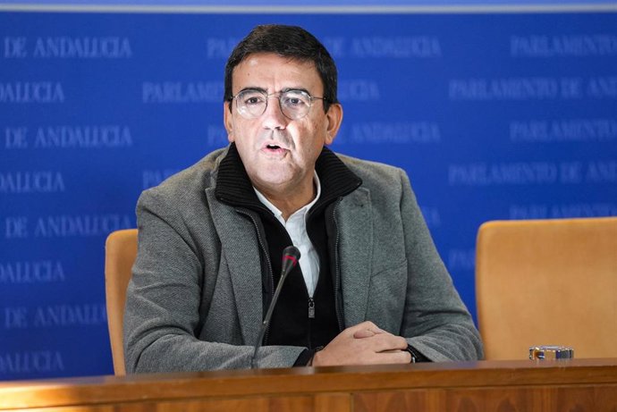 El portavoz adjunto del Grupo Parlamentario Socialista, Mario Jiménez, durante la ronda de ruedas de prensa de portavoces de los grupos parlamentarios en el Parlamento de Andalucía, a 16 de diciembre de 2025 en Sevilla (Andalucía, España). Los portavoces 