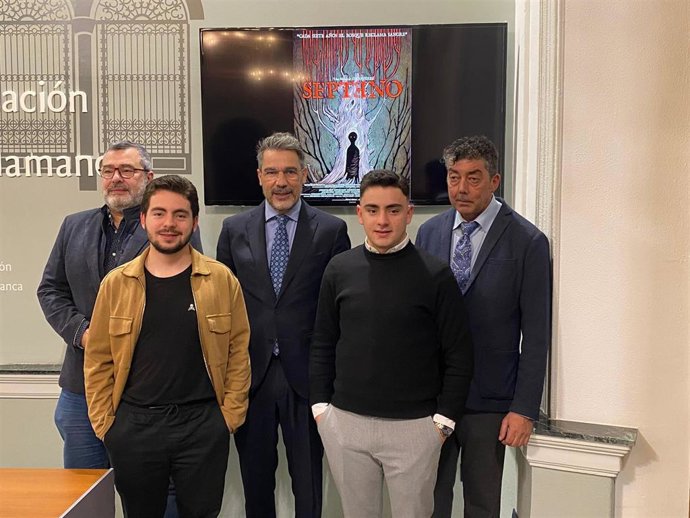 El diputado Ángel Peralvo (c), junto al director de la obra, Óscar Pérez (segundo por la izda) y algunos actores.