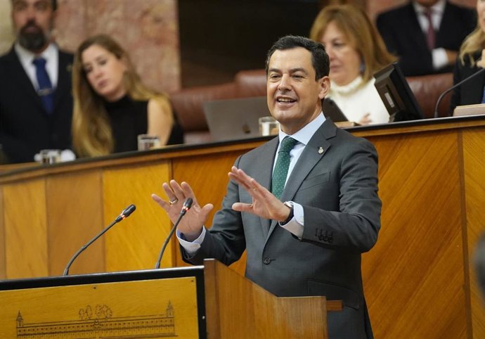 El presidente de la Junta de Andalucía, Juanma Moreno, en una imagen de archivo en el Pleno del Parlamento. 