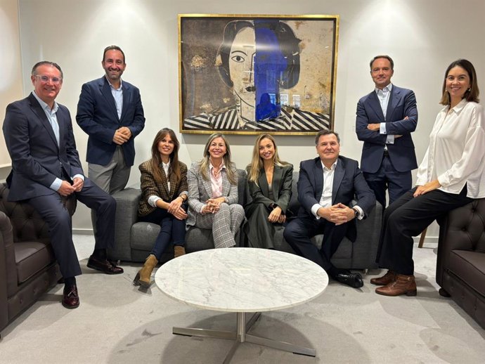 Olga García, directora territorial de CaixaBank en la Comunitat Valenciana y Región de Murcia; Beatriz Jacoste, consejera delegada de KM ZERO Food Innovation Hub, y representantes de ambas entidades en la firma del acuerdo.