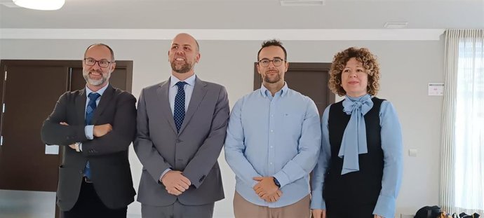 El presidente de CEOE Ávila, Diego Díez, acompañado de parte del equipo directivo, en el desayuno navideño con los medios.