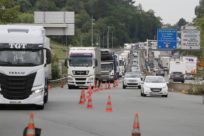 Archivo - Retenciones en la frontera con Francia, en Irun y Biriatou, a 11 de agosto de 2022, en Irún