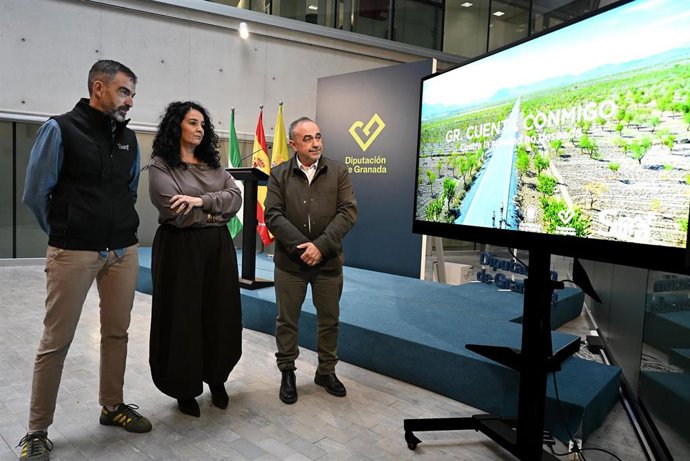 Presentación con la diputada provincial de Bienestar Social de Granada del 'teaser' del documental vinculado al programa provincial 'Cuenta conmigo'