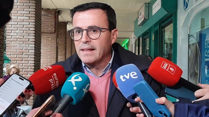 El candidato socialista a la Presidencia de la Junta de Extremadura, Miguel Ángel Gallardo, atiende a los medios en Badajoz