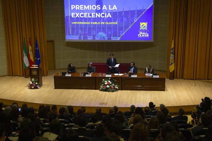 El acto de entrega de los Premios a la Excelencia 2025 en el Paraninfo de la Universidad Pablo de Olavide (UPO).