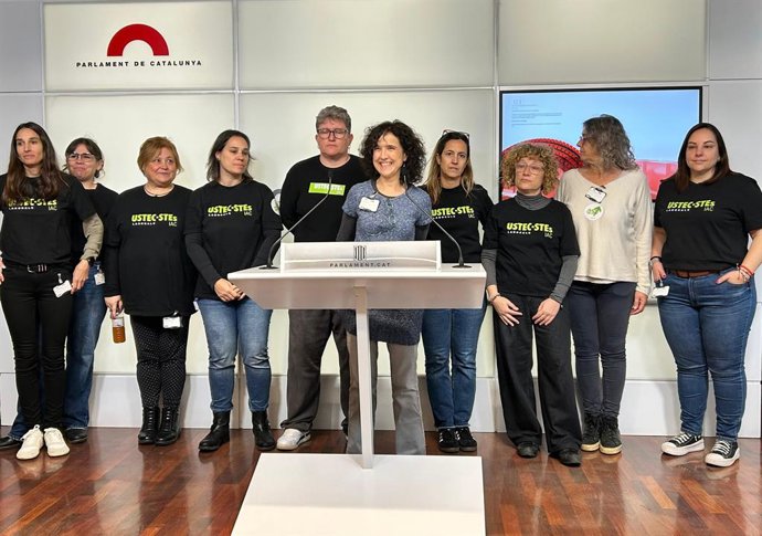 Representants del personal laboral d'Ustec·Stes en una roda de premsa al Parlament
