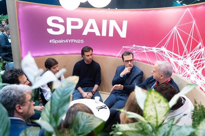 Archivo - El ministro de Economía, Comercio y Empresa, Carlos Cuerpo(c), durante una sesión en el Pabellón España en el MWC 2025.