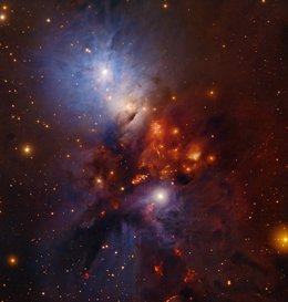 Imagem composta da região de formação de estrelas NGC 1333 obtida pela combinação de dados do telescópio Subaru de 8,2 m e do Digitised Sky Survey.