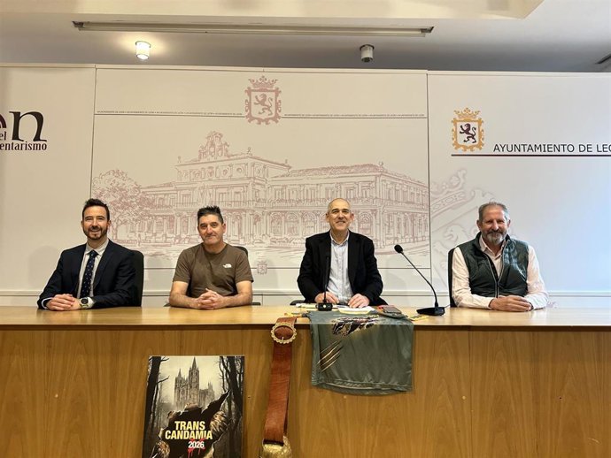 El concejal de Deportes del Ayuntamiento de León, Vicente Canuria (segundo por la derecha), en la presentación de la  'Transcandamia', que alcanza su décimo cuarta edición.
