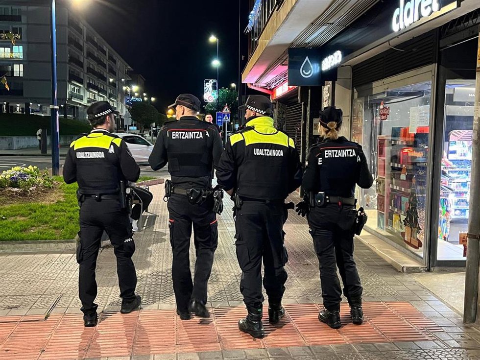 Agentes de la Ertzaintza patrullan con policías locales de Etxebarri.