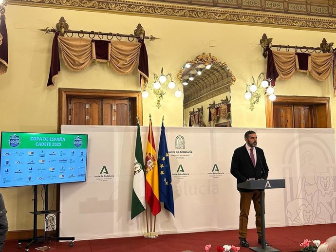 El delegado territorial de Cultura y Deporte en Almería, Juan José Alonso, durante la presentación de la Copa de España de voleibol cadete 2025.
