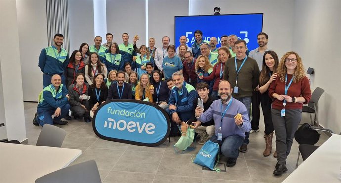 Voluntarios de Fundación Moeve junto a integrantes de Ayúdame 3D, que han creado prótesis de manos impresas en 3D