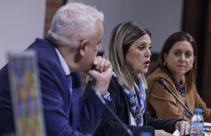 La consellera de Educación, Cultura y Universidades, Carmen Ortí, durante la presentación del Decreto de Convivencia junto al Secretario autonómico de Educación, Daniel McEvoy, y la directora general de Inclusión, Xaro Escrig