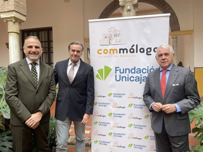 Presentación de dos campaña del Colegio de Médicos de Málaga para advertir de efectos nocivos del uso de pantallas en niños y jóvenes.