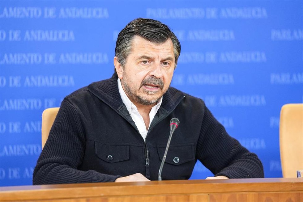 El portavoz del Grupo Parlamentario Popular, Toni Martín, durante la ronda de ruedas de prensa de portavoces de los grupos parlamentarios en el Parlamento de Andalucía, a 16 de diciembre de 2025 en Sevilla (Andalucía, España). Los portavoces de los grup