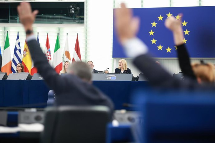 Archivo - HANDOUT - 08 October 2025, France, Strasbourg: EU lawmakers vote during a session at the European Parliament in Strasbourg. Photo: Alain Rolland/European Parliament/dpa - ATTENTION: editorial use only and only if the credit mentioned above is re