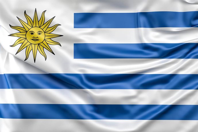 Archivo - Bandera de Uruguay.