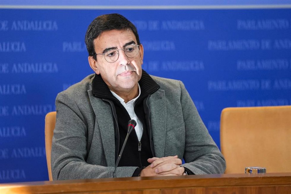 El portavoz adjunto del Grupo Parlamentario Socialista, Mario Jiménez, durante la ronda de ruedas de prensa de portavoces de los grupos parlamentarios en el Parlamento de Andalucía, a 16 de diciembre de 2025 en Sevilla (Andalucía, España). Los portavoce