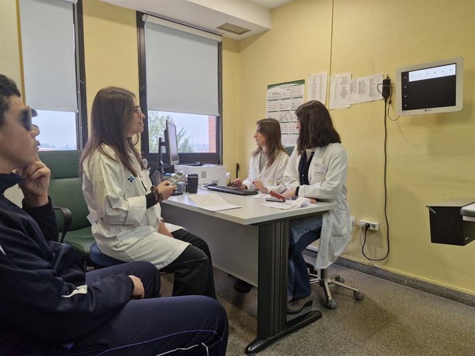 Un paciente revisa la vista en El Bierzo, donde se ha puesto en funcionamiento la primera consulta multidisciplinar de Oftalmopediatría de Castilla y León.