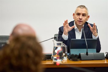 El director general de Intervención del Gobierno de Navarra, Juan José Pérez Capapay, en su comparecencia en la comisión de investigacíon del Parlamento de Navarra sobre adjudicaciones públicas.