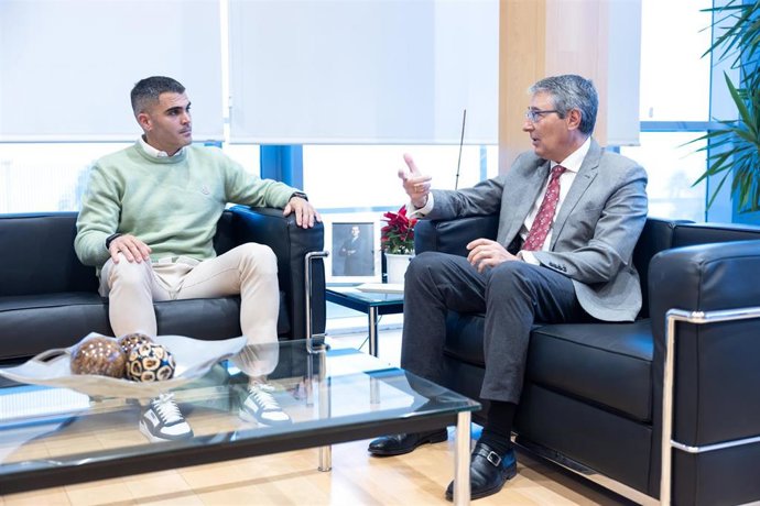 El presidente de la Diputación de Málaga, Francisco Salado, ha recibido al remero malagueño Adrián Miramón, especializado en remo de mar, concretamente en la modalidad 'Beach Sprint', que combina carrera por la arena y remo en mar abierto.