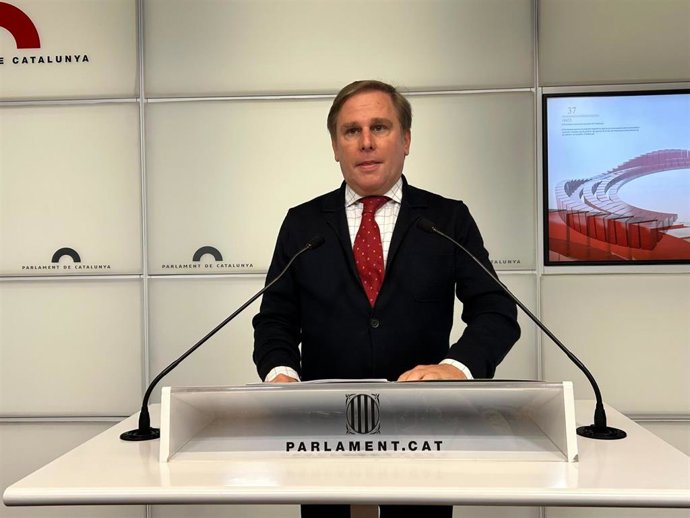 El portavoz de Vox en el Parlament, Joan Garriga, en una rueda de prensa