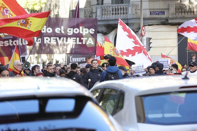 Archivo - Manifestación de Revuelta ante la sede nacional del PSOE, ubicada en la madrileña calle de Ferraz.