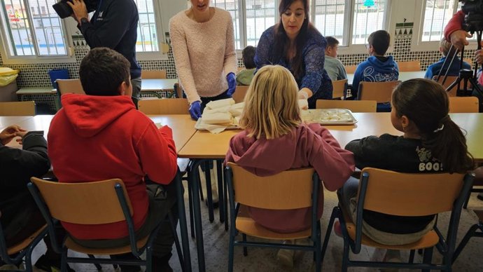 UPA Málaga ha convertido a los alumnos y alumnas del colegio Eduardo Ocón en cocineros por unos instantes, puesto que ellos mismos se han elaborado el desayuno saludable que, después, han degustado con satisfacción.