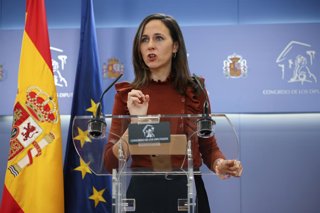 La portavoz de Podemos en el Congreso, Ione Belarra, durante una rueda de prensa en el Congreso de los Diputados, a 2 de diciembre de 2025, en Madrid (España).