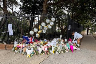 Image  de archivo de flores depositadas en recuerdo de las víctimas del atentado de Bondi.
