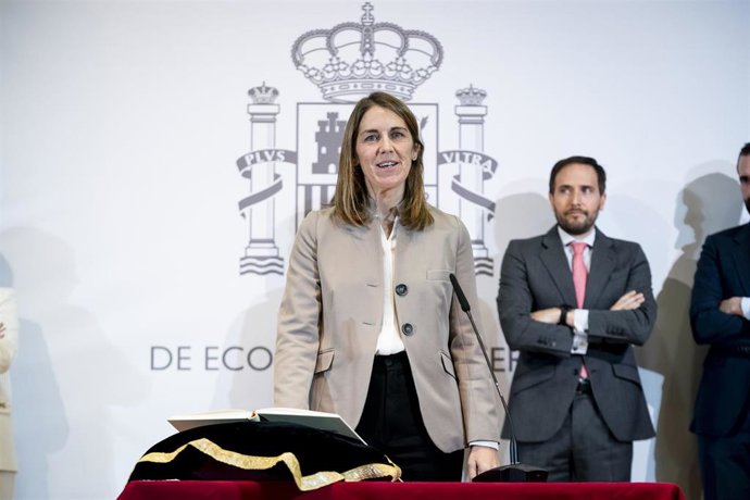 Archivo - Paula Conthe (c) toma su cargo como secretaria general del Tesoro y Financiación Internacional. 