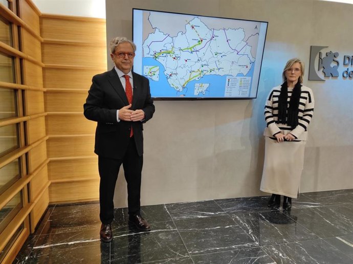 El presidente de la Diputación, Salvador Fuentes, en la presentación de las alegaciones que se han realizado a la planificación de la red de transporte eléctrico.