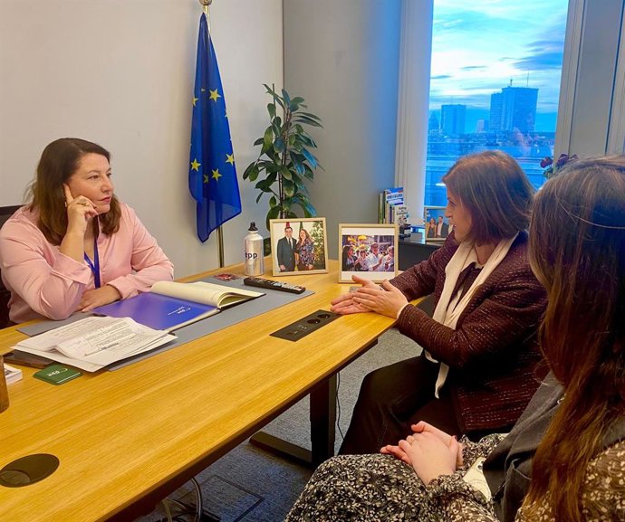 La eurodiputada del PPE Carmen Crespo se reúne con la presidenta de Asaja Almería, Adoración Blanque.