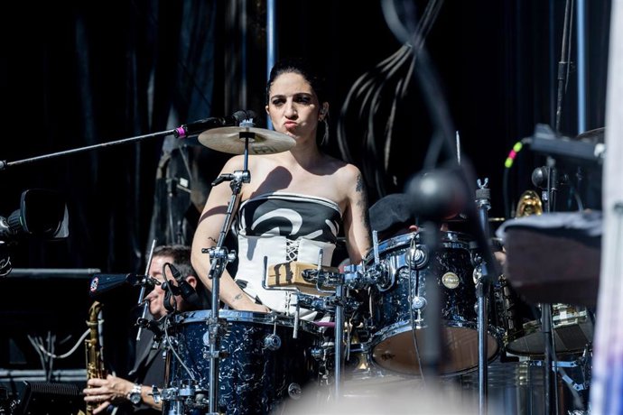 Archivo - La cantante e hija de Gloria Estefan, Emily Estefan tocando la bateria durante el concierto de su madre en la Plaza de Colón, a 5 de octubre de 2025, en Madrid (España). 