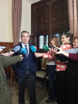 El presidente del TSJA, Lorenzo del Río, atiende a los medios con motivo de un encuentro con la prensa por Navidad.