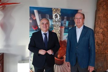 El CEO de Q Hotels, Luis Chabrera, recibe el 'Premio CaixaBank Hotels&Tourism'.