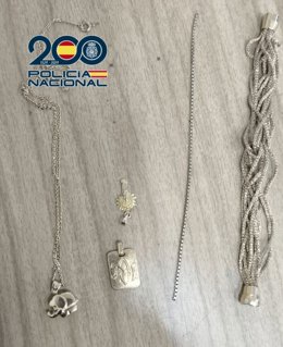 Medallas y cadenas recuperadas por la Policía Nacional.