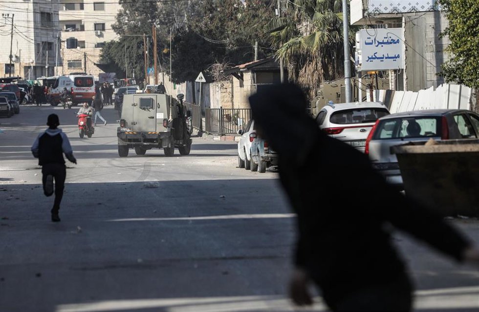 Archivo - Vehículo militar israelí durante una incursión en Yenín, Cisjordania